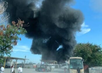 Incendio consume 14 autobuses en pensión de Nuevo León