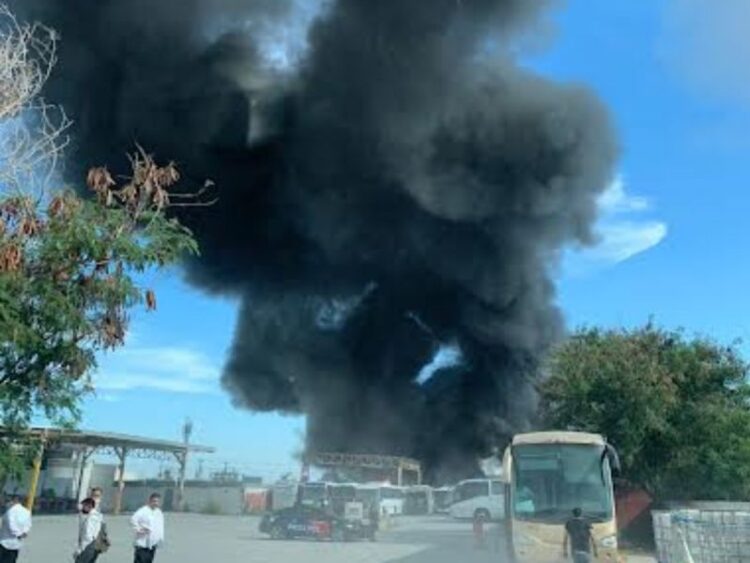 Incendio consume 14 autobuses en pensión de Nuevo León