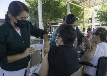 Aplicarán refuerzo anticovid a adolescentes de 14 municipios y a adultos mayores en la frontera 