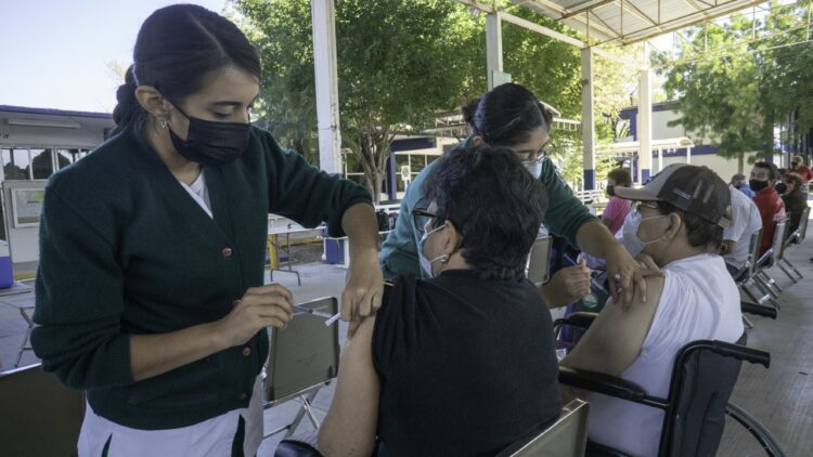 Aplicarán refuerzo anticovid a adolescentes de 14 municipios y a adultos mayores en la frontera 