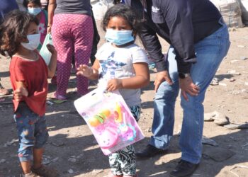 Llevan policías regalos a niños en el relleno sanitario