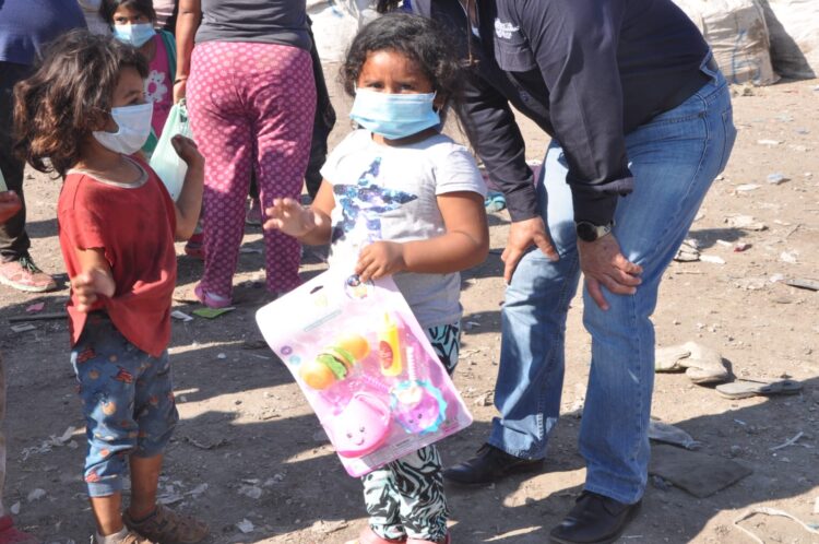 Llevan policías regalos a niños en el relleno sanitario