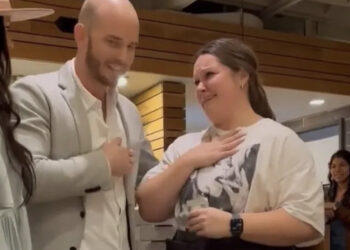 Despiden a mesera tras recibir propina de 4 mil 400 dólares y negarse a compartirla