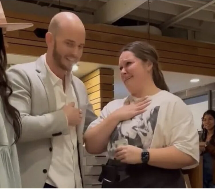 Despiden a mesera tras recibir propina de 4 mil 400 dólares y negarse a compartirla