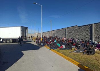 Rescatan a más de 200 migrantes hacinados en un tráiler