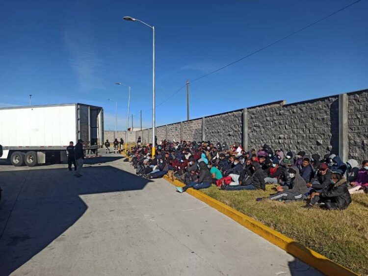 Rescatan a más de 200 migrantes hacinados en un tráiler