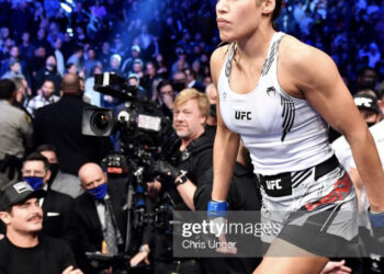 Zac Efron se vuelve viral por mirar a la luchadora Julianna Peña