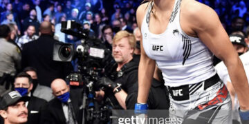 Zac Efron se vuelve viral por mirar a la luchadora Julianna Peña