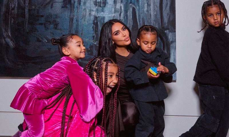 Kim Kardashian comparte sus hermosas postales de Navideñas