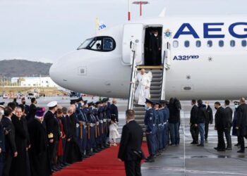 De visita en Grecia, el Papa acusa “egoísmos nacionalistas” en Europa