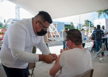 Anuncia Rodolfo González Valderrama vacunación anti Covid en 15 municipios