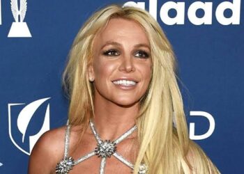 BRITNEY SPEARS MODELA EN MINI VESTIDO CELEBRANDO SU LIBERTAD