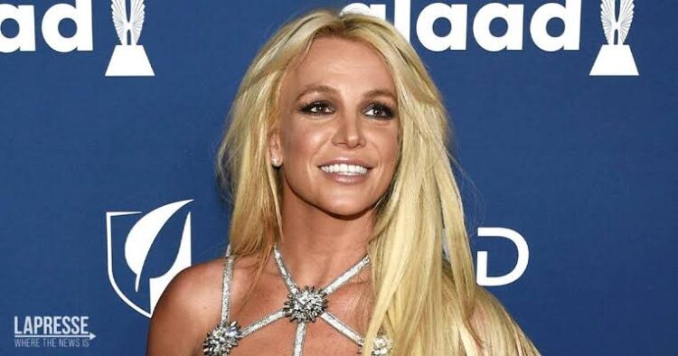 BRITNEY SPEARS MODELA EN MINI VESTIDO CELEBRANDO SU LIBERTAD