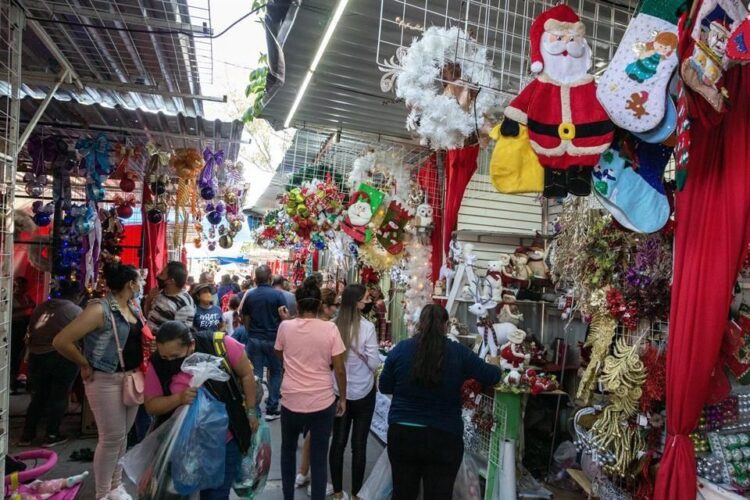 Comercio en México estima un alza de 15% por fiestas decembrinas en comparación al 2020.