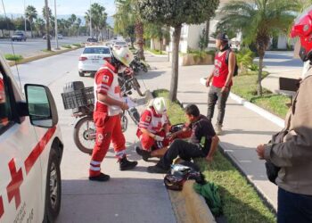 Se lesiona motociclista al chocar con auto