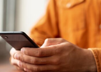 Clientes de BBVA ya pueden enviar dinero por WhatsApp o Telegram