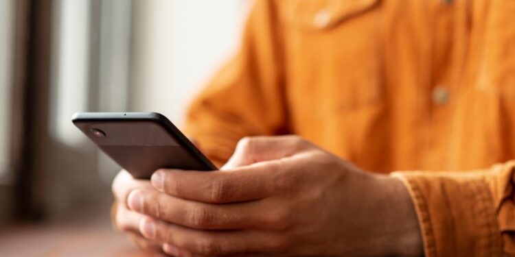 Clientes de BBVA ya pueden enviar dinero por WhatsApp o Telegram