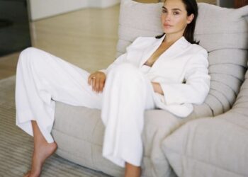 La bellísima gal gadot deja apreciar cómo se relaja desde la sala de su casa