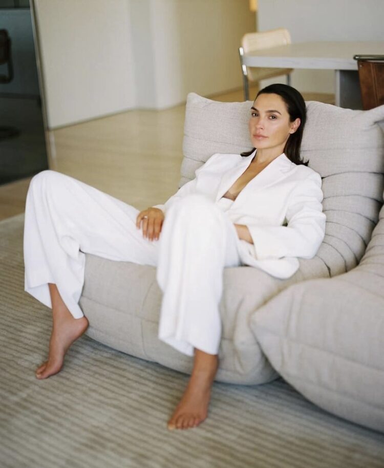 La bellísima gal gadot deja apreciar cómo se relaja desde la sala de su casa