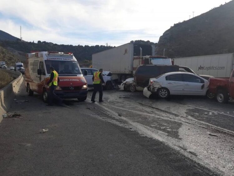 Tráiler sin frenos deja 4 personas muertas en carretera de Coahuila
