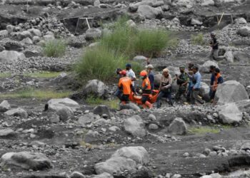 Suman 14 muertos en Indonesia por erupción de volcán