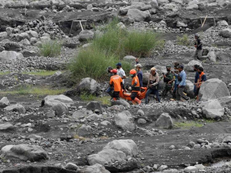 Suman 14 muertos en Indonesia por erupción de volcán