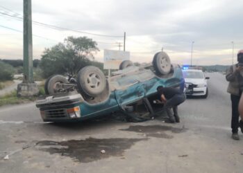 Ebrio lesiona a familia en choque con volcadura