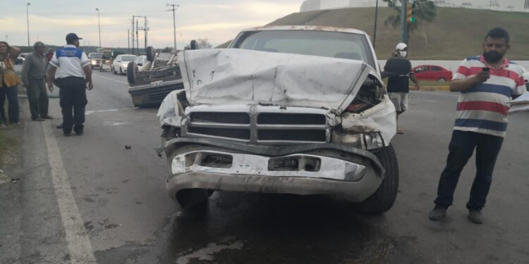 Ebrio lesiona a familia en choque con volcadura