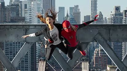 Tom Holland detuvo su entrevista para apreciar la llegada de su novia Zendaya.