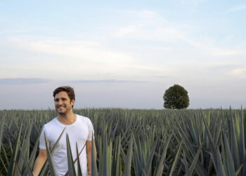 El actor Diego Boneta anunció en sus redes sociales que lanza su propio mezcal