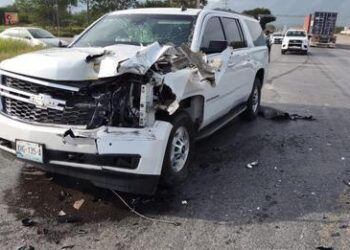 Camioneta blindada se estrella con camión de carga