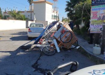 Auto daña carretón de tacos