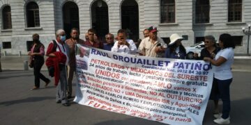 Exigen petroleros a la FGR actúe contra Carlos Romero Deschamps