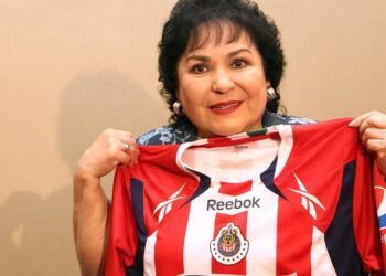 Chivas dedica emotivo adiós a Carmen Salinas