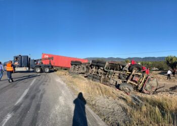 Tres lesionados al chocar pipa con tráiler