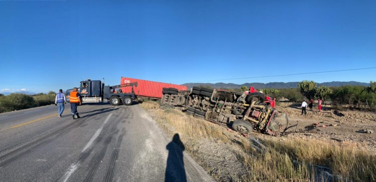 Tres lesionados al chocar pipa con tráiler