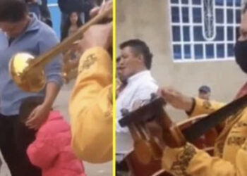 Niño paga con canicas serenata de su madre