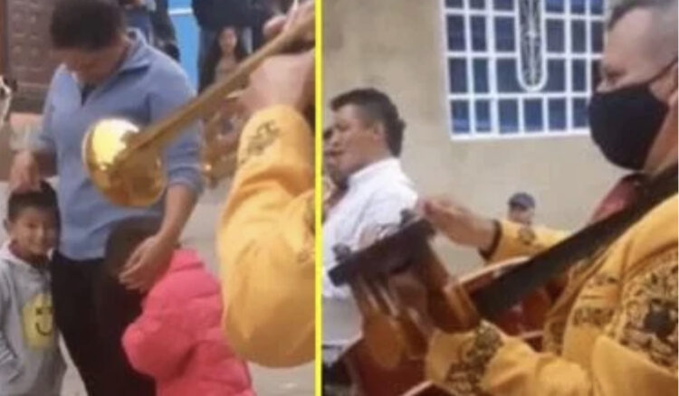Niño paga con canicas serenata de su madre