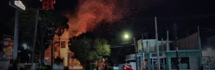 Provocan incendio frente a Telmex