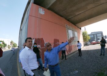 Supervisa alcalde de Victoria inspección de desperfectos en el puente elevado 