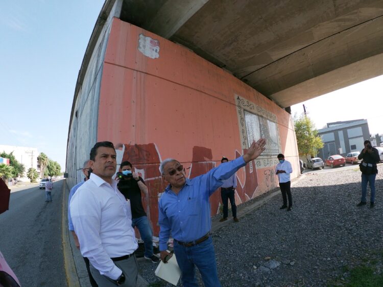 Supervisa alcalde de Victoria inspección de desperfectos en el puente elevado