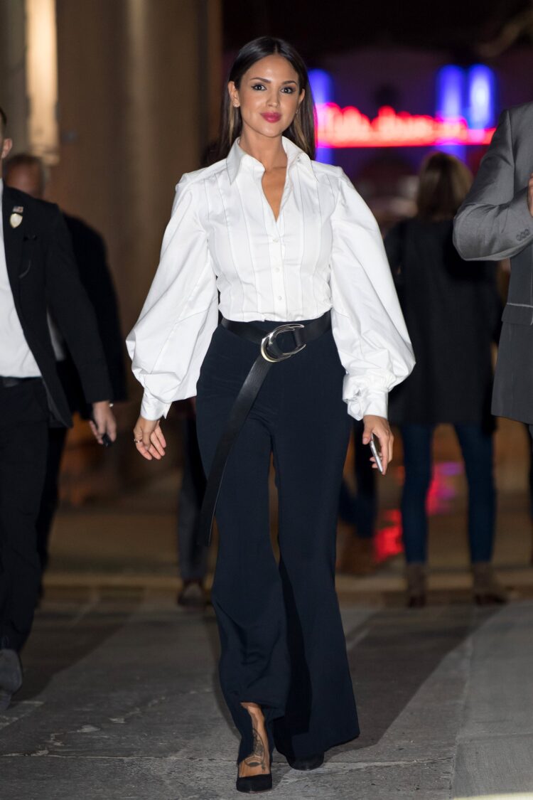 Eiza González deslumbra con un look de tacones altos y bermudas