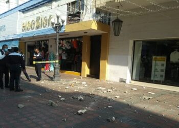 Cae parte de marquesina en zona comercial de Tampico