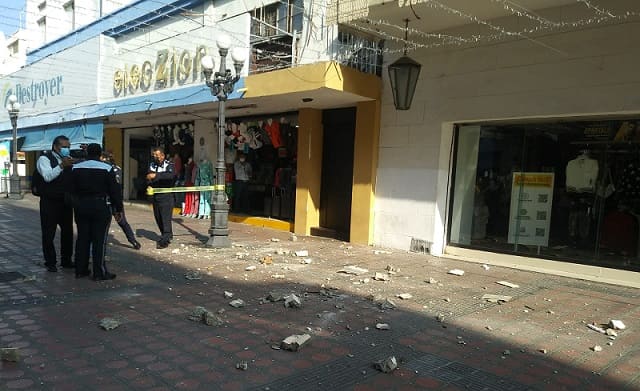 Cae parte de marquesina en zona comercial de Tampico