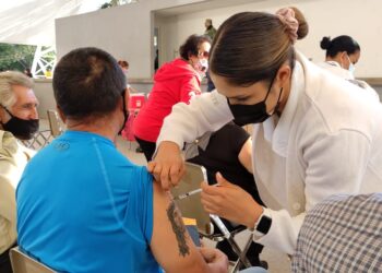 Aplican refuerzo anti Covid a los adultos mayores