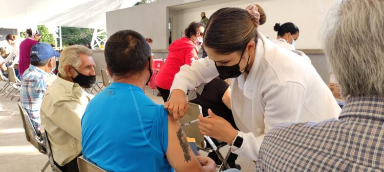 Aplican refuerzo anti Covid a los adultos mayores
