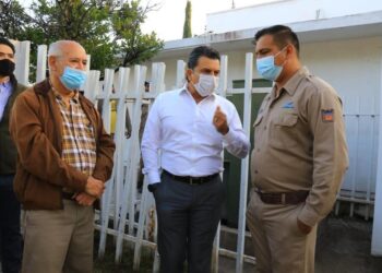 Lalo Gattás restablece servicio de luz