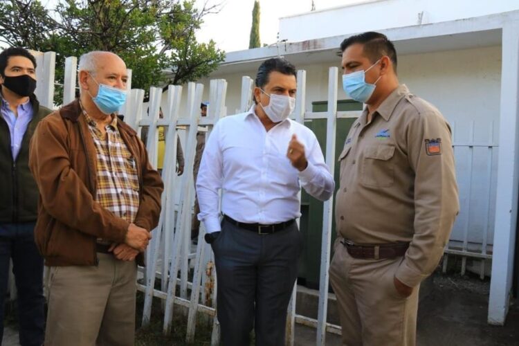 Lalo Gattás restablece servicio de luz