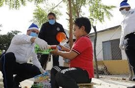 Policías regalan juguetes