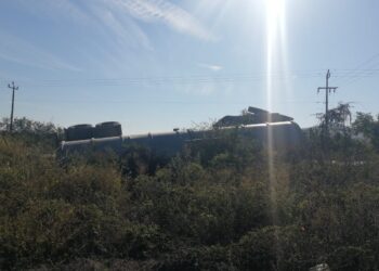 Vuelca pipa cargada con turbosina